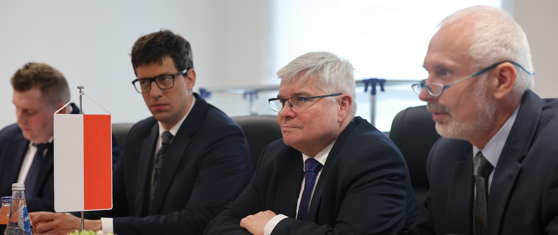 20 kwietnia 2026 r. wiceminister infrastruktury Maciej Lasek spotkał się z Ahmedem ElAnsary - ambasadorem Arabskiej Republiki Egiptu w Polsce. Podczas spotkania poruszono temat aktualnej sytuacji w lotnictwie cywilnym w kontekście szeroko pojętej współpracy międzynarodowej.