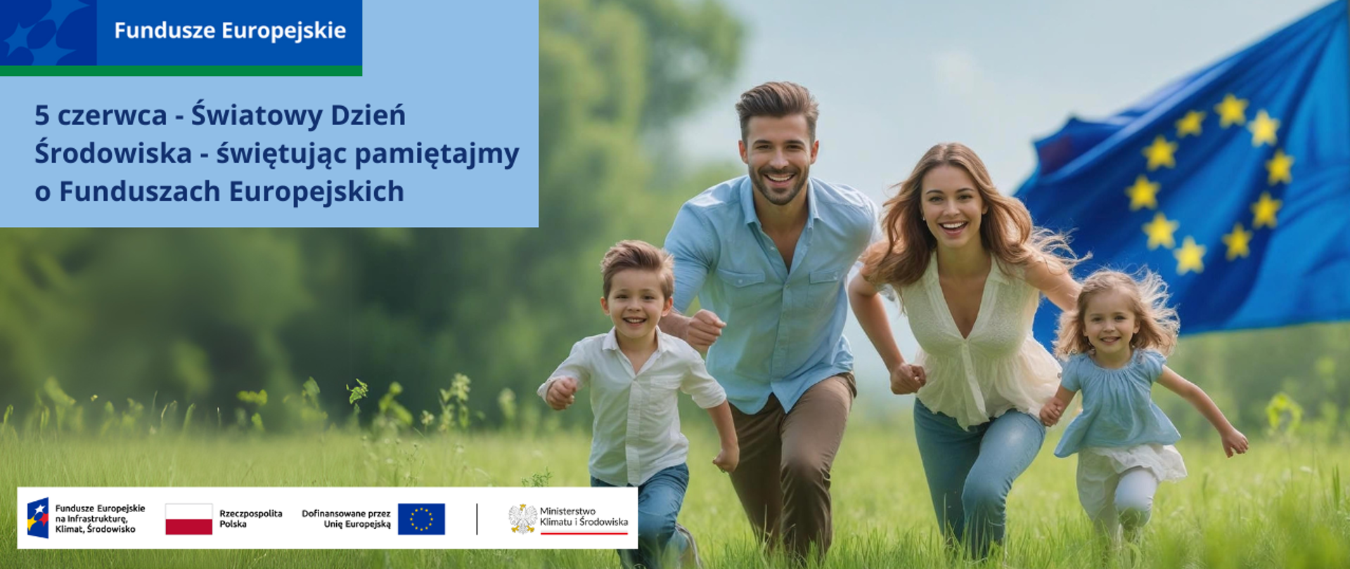 Rodzina. Atrakcyjna, uśmiechnięta młoda para z dwójką dzieci: dziewczynką i chłopcem biegnie wśród łanów traw. Za nimi drzewa i flaga UE. 