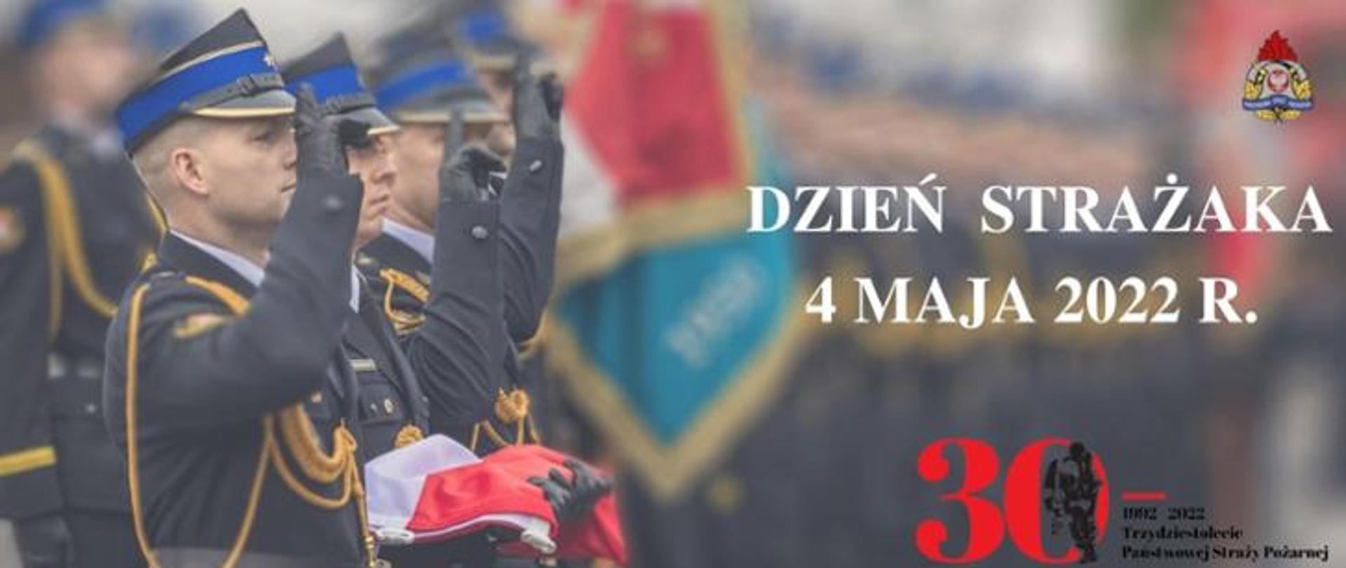 Trzech strażaków w galowych mundurach salutuje. Obok logo PSP i napis Dzień Strażaka 4 maja 2022 r.