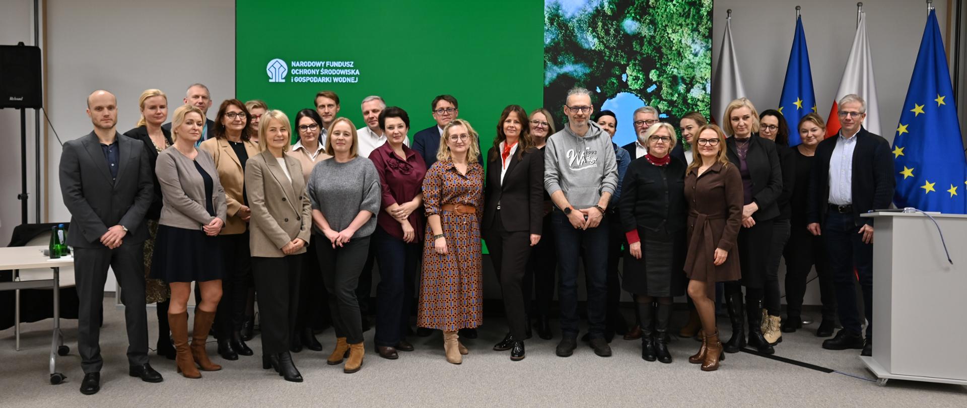 Zdjęcie grupowe w siedzibie NFOŚiGW