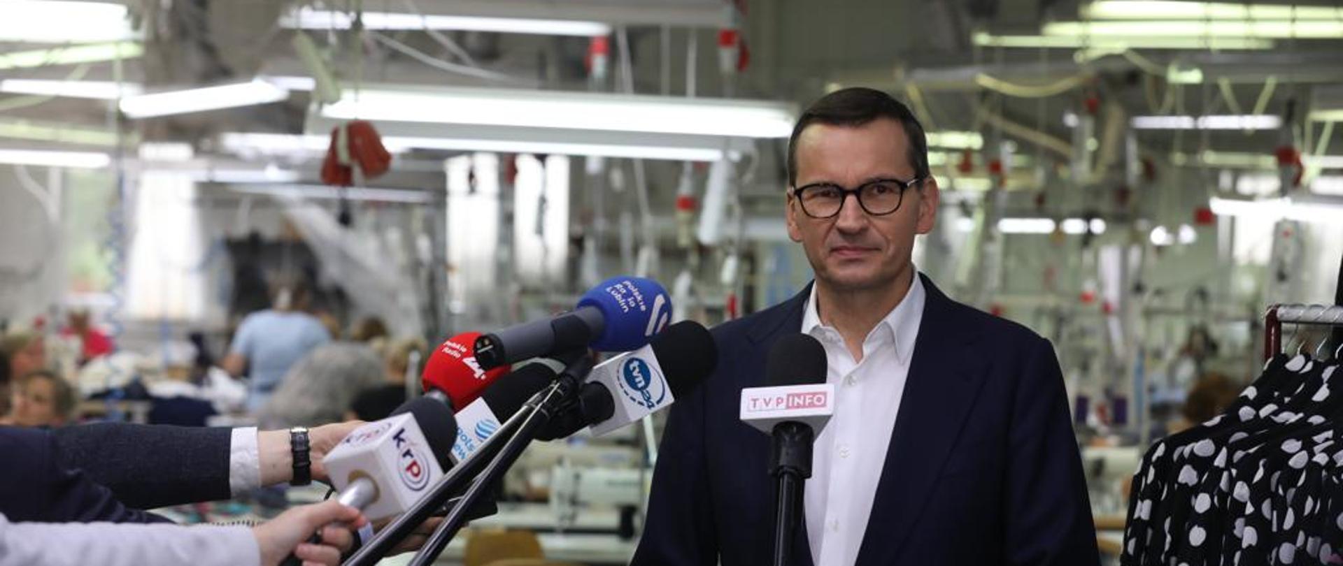 Premier Mateusz Morawiecki podczas wizyty w firmie wizyta w firmie Bialcon S.A.