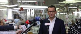 Premier Mateusz Morawiecki podczas wizyty w firmie wizyta w firmie Bialcon S.A.