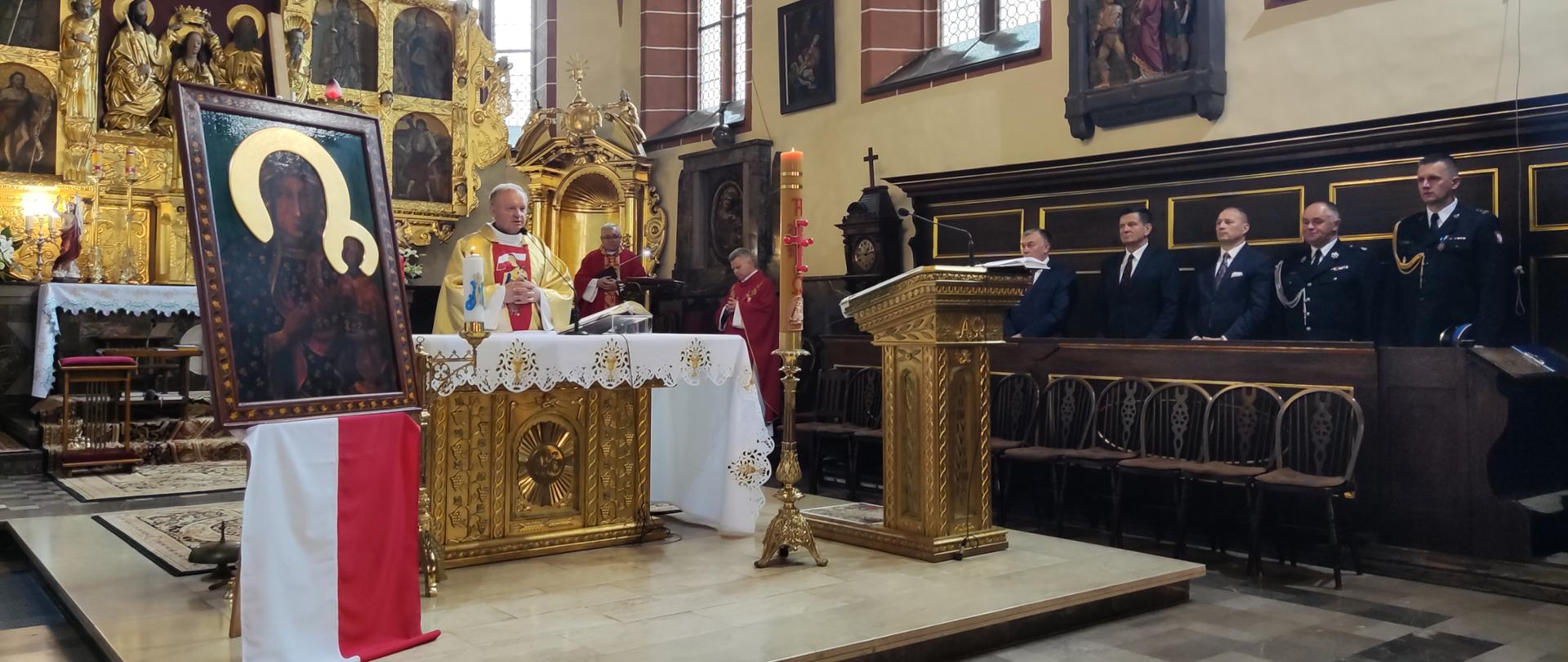 Zdjęcie przedstawia Mszę Świętą sprawowaną z okazji obchodów Powiatowego Dnia Strażaka oraz Jubileuszu 30-lecia Państwowej Straży Pożarnej