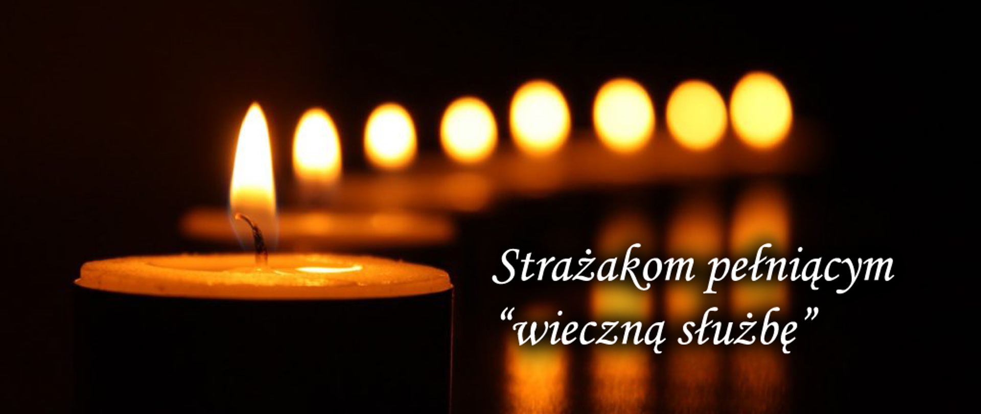 Znicze i napis Strażakom pełniacym wieczną służbe.