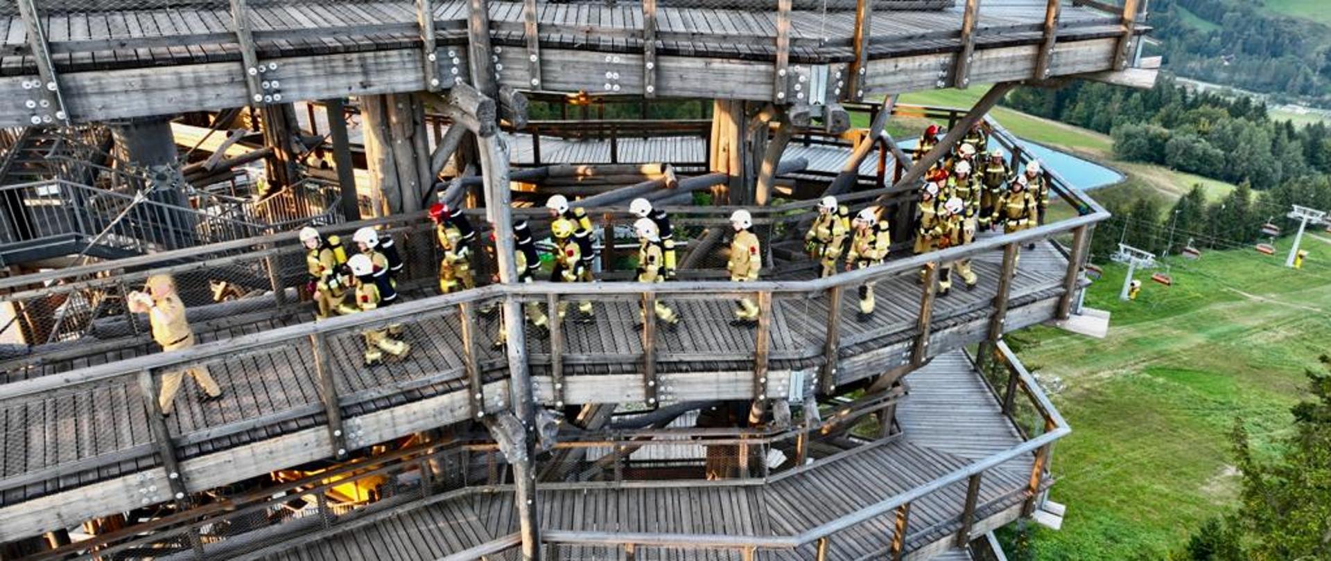 Strażacy idą po wieży widokowej