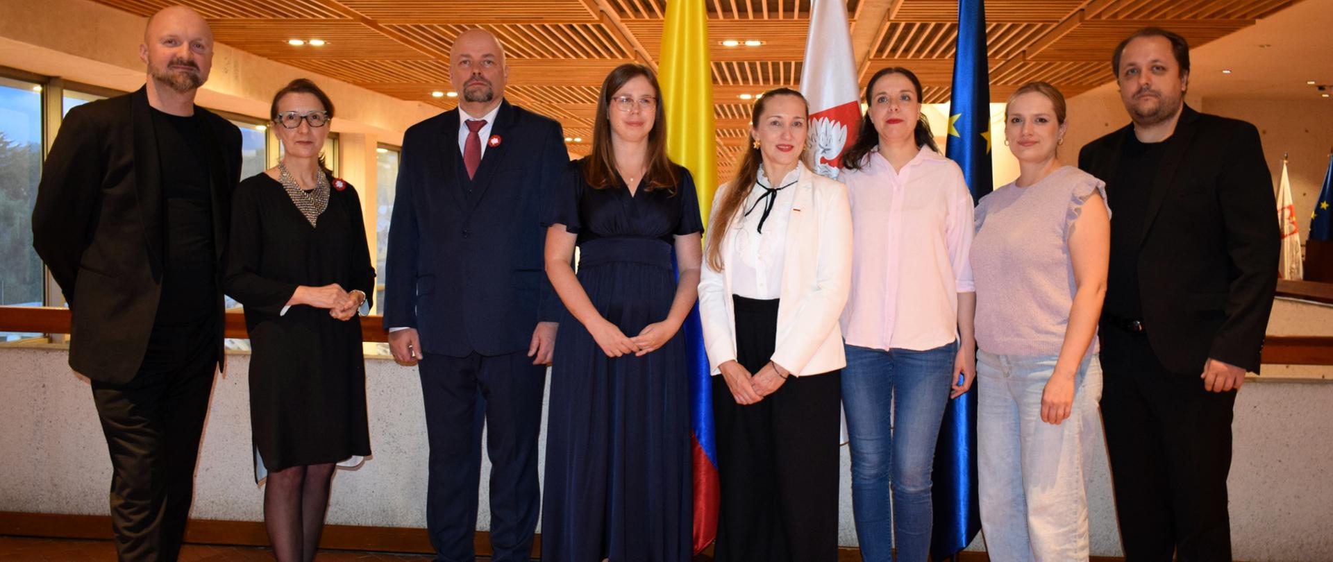 Miembros del Cuerpo Diplomático de la Embajada junto a los integrantes del Cuarteto de Cuerdas Meccore.