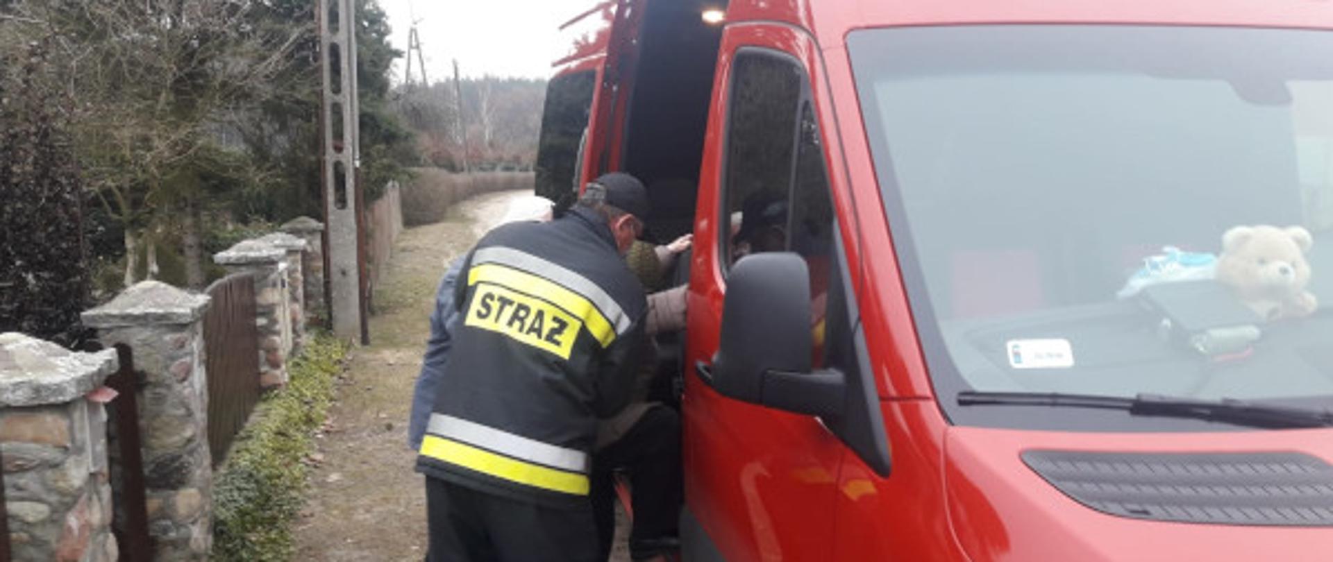 Strażacy z jednostki OSP Łubowo, po raz kolejny pomagali dotrzeć do punktu szczepień seniorom potrzebującym pomocy w poruszaniu się.
