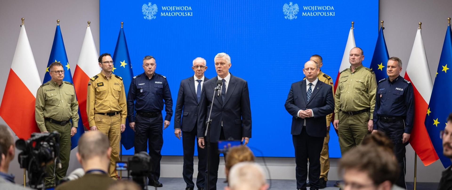 Odprawa w Małopolskim Urzędzie Wojewódzkim w Krakowie z udziałem ministra Tomasza Siemoniaka i wiceministra Wiesława Leśniakiewicza