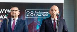 Na zdjęciu stoją od lewej: Szymon Ogłaza, marszałek województwa opolskiego oraz Robert Węgrzyn, członek zarządu województwa opolskiego. W tle ścianka wydarzenia.