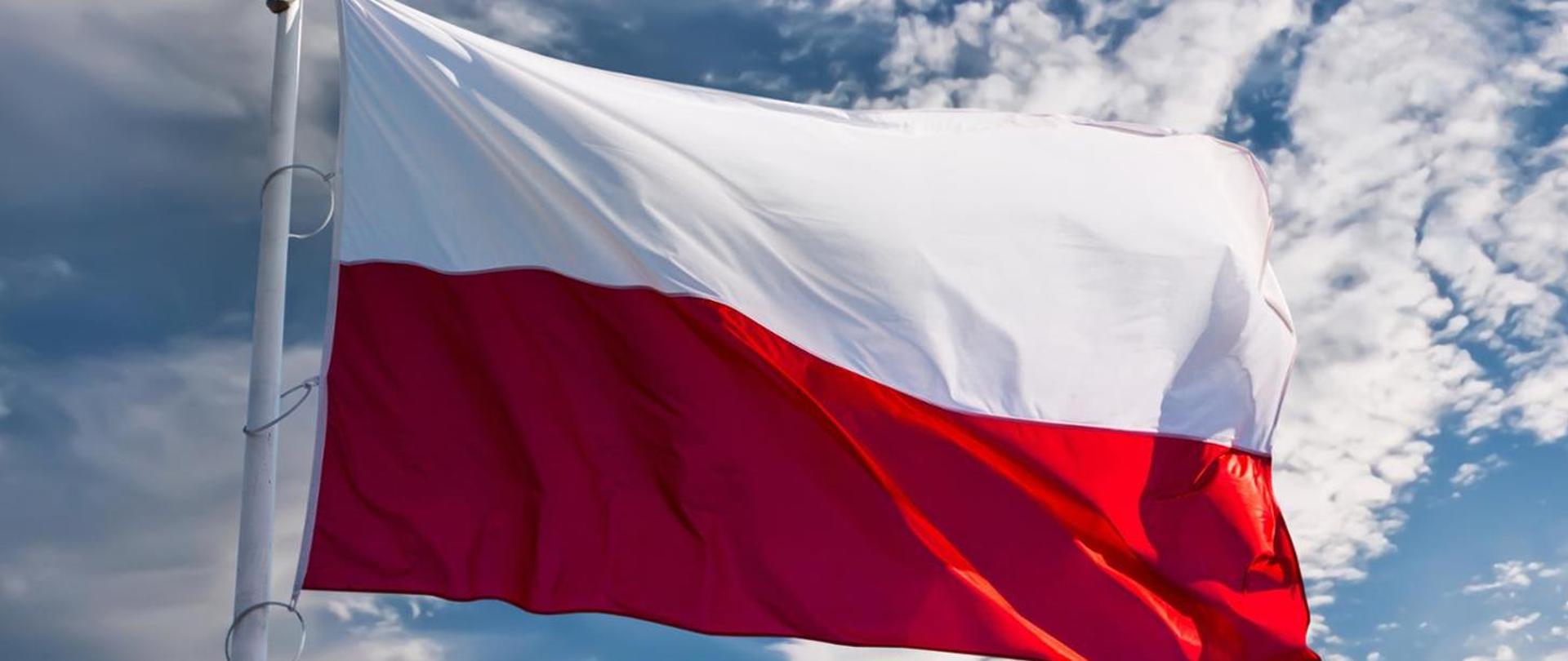 Widać flagę biało-czerwoną na maszcie