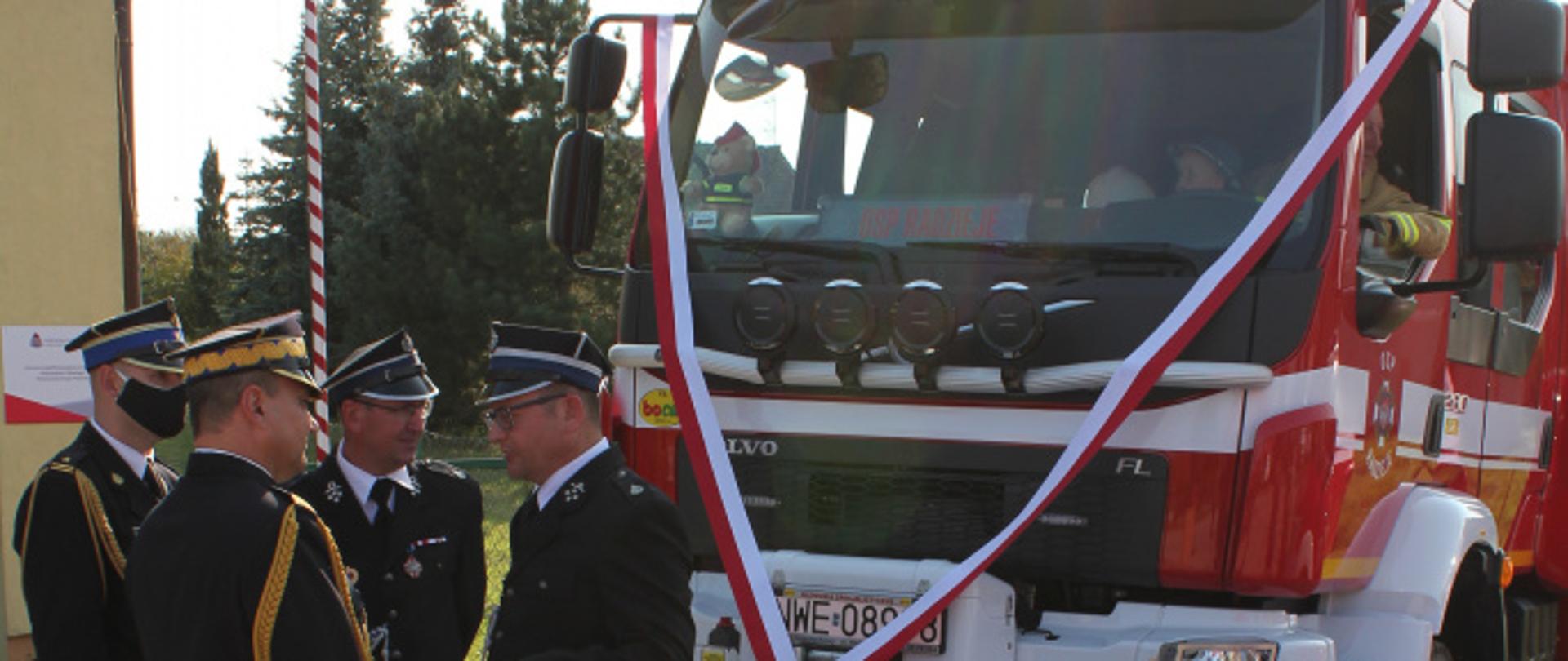 W-M Komendant Wojewódzki oraz przedstawiciele OSP na tle pojazdu ratowniczo-gaśniczego