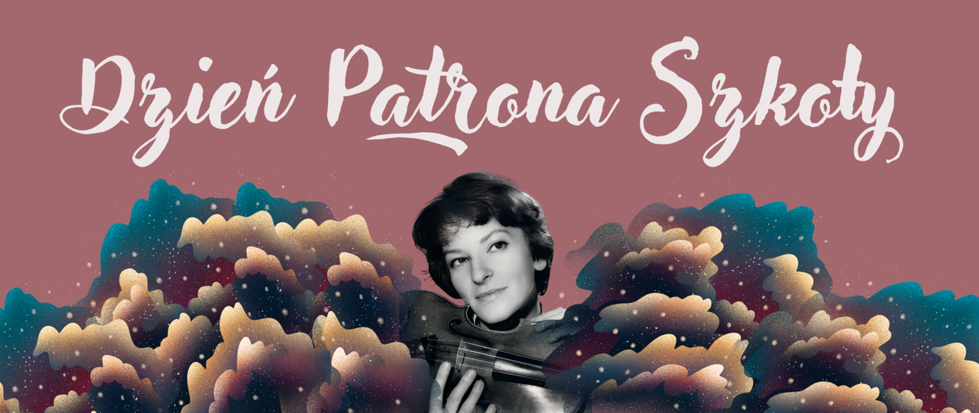 Grafika z napisem „Dzień Patrona Szkoły” ozdobionym eleganckim, białym pismem odręcznym na tle w odcieniu przytłumionego różu. Na dole kompozycji znajdują się kolorowe, stylizowane obłoki w odcieniach granatu, beżu i bordo. Pośrodku widnieje czarno-biała fotografia Wandy Wiłkomirskiej trzymającej skrzypce.
