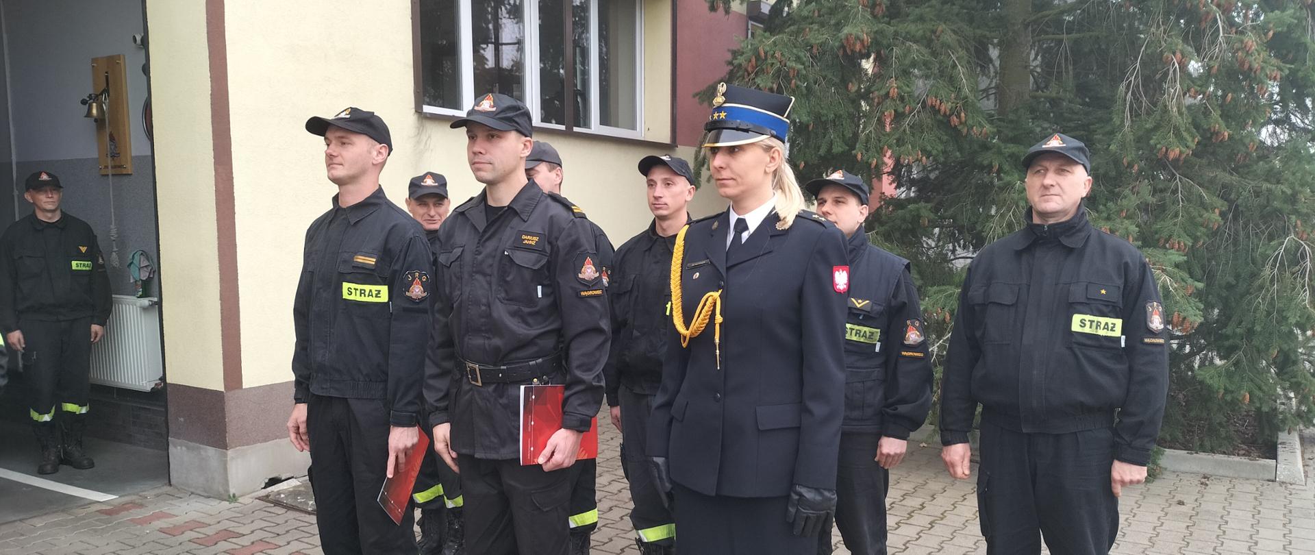 Na zdjęciu widać awansowanych funkcjonariuszy 