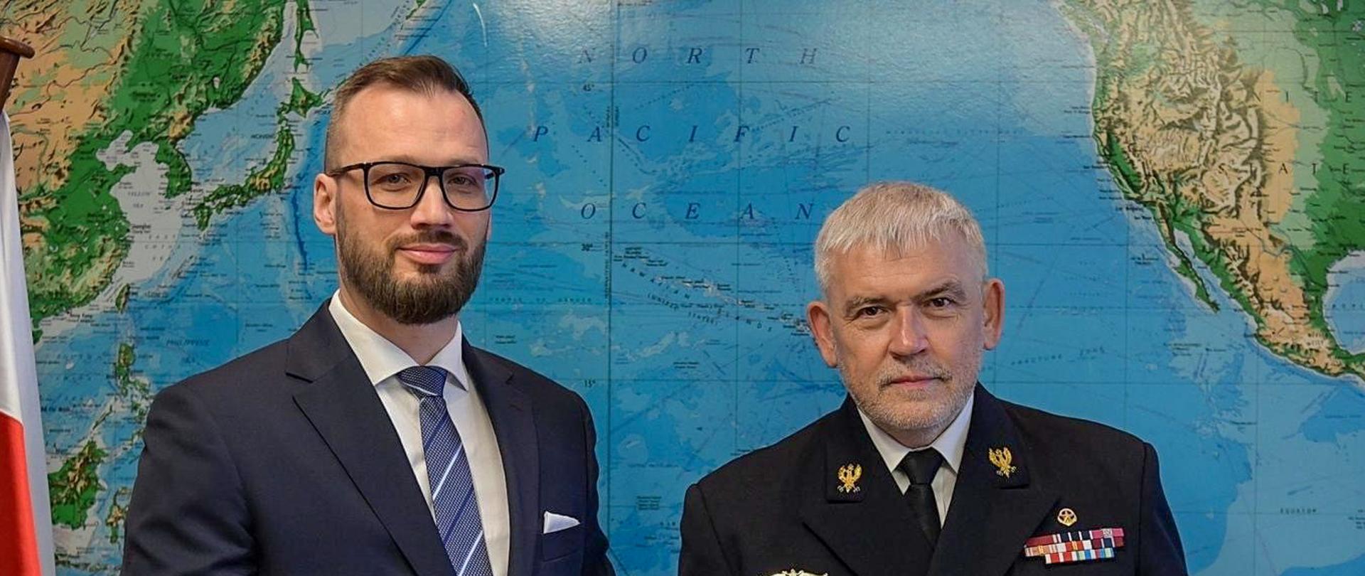 W Akademii Marynarki Wojennej w Gdyni odbyła się prezentacja projektu Zielonego Okręgu Przemysłowego „Kaszubia”, skierowana do studentów uczelni. Wydarzenie stanowi element działań Ministerstwa Obrony Narodowej na rzecz budowy nowoczesnego zaplecza przemysłowo-obronnego oraz rozwoju kompetencji przyszłych kadr sektora bezpieczeństwa. Projekt zaprezentował Maciej Samsonowicz, Doradca Ministra Obrony Narodowej oraz pomysłodawca projektu i Przewodniczący Grupy Roboczej ds. Zielonego Okręgu Przemysłowego „Kaszubia”.
