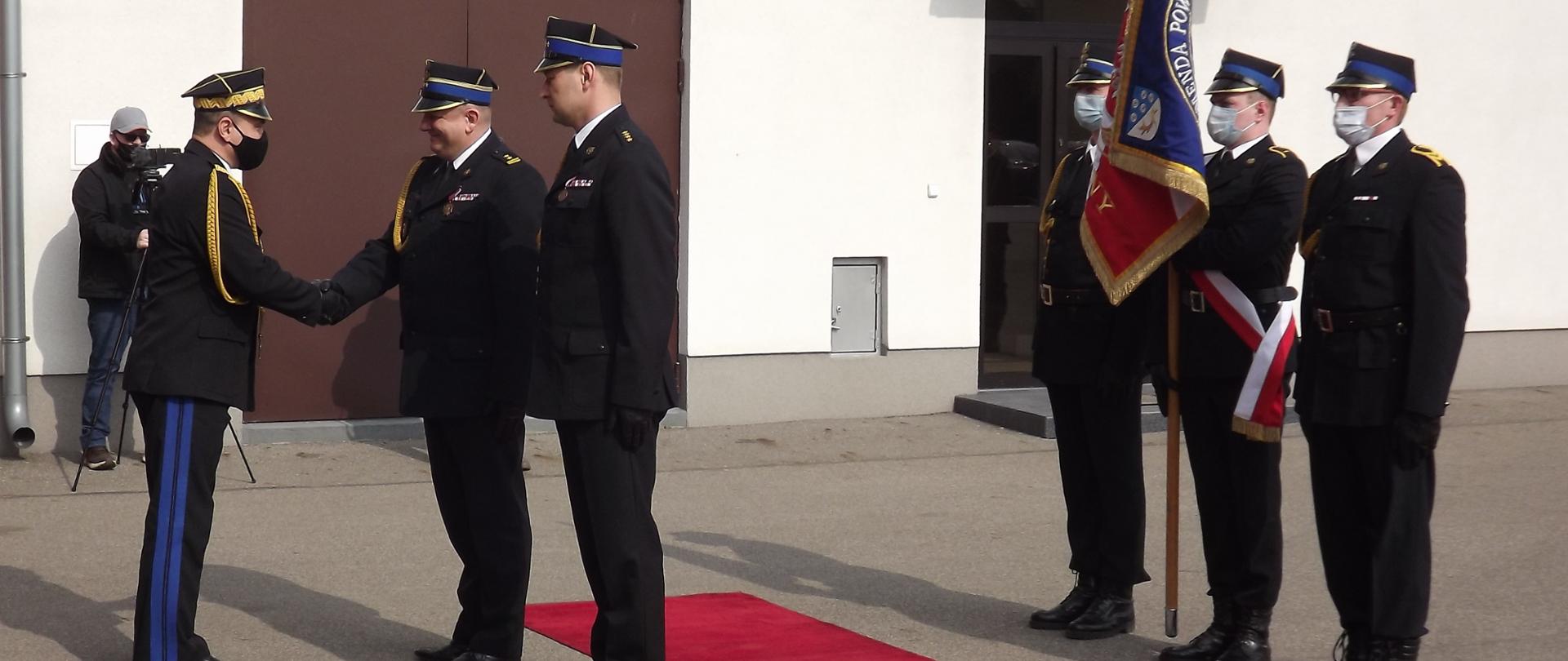 Komendant Wojewódzki, Komendant powiatowy i poczet standardowy. 