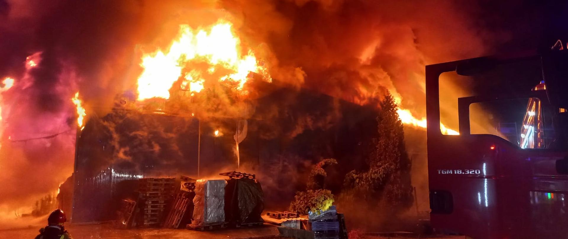 Pożar hali produkcyjno - magazynowej