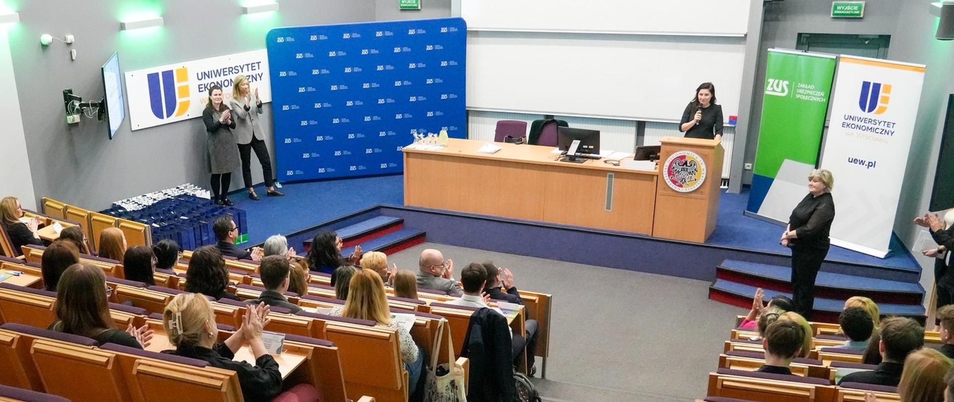 Zdjecie przedstawia uczestników olimpiady „Warto wiedzieć więcej o ubezpieczeniach społecznych” na szczeblu wojewódzkim.