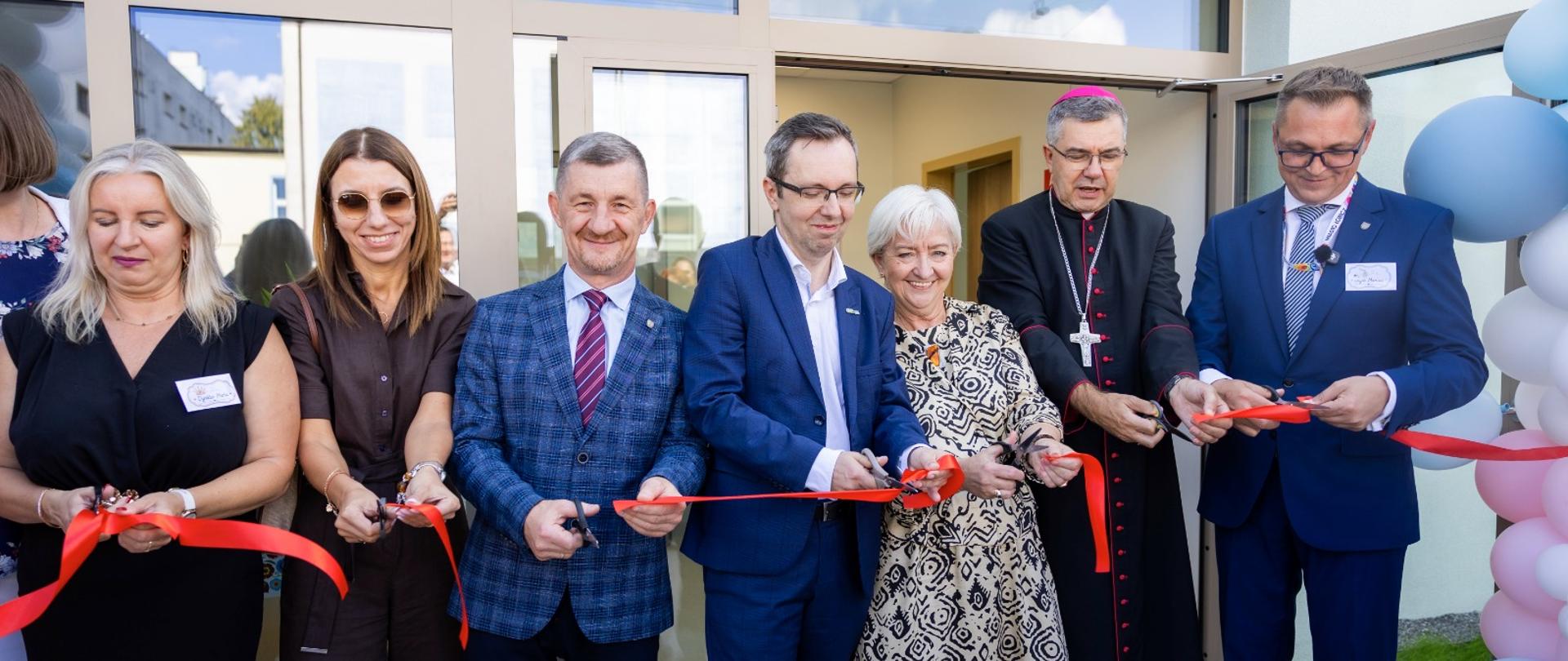 Uroczyste przecięcie wstęgi, w którym udział wzięła wojewoda łódzki Dorota Ryl 