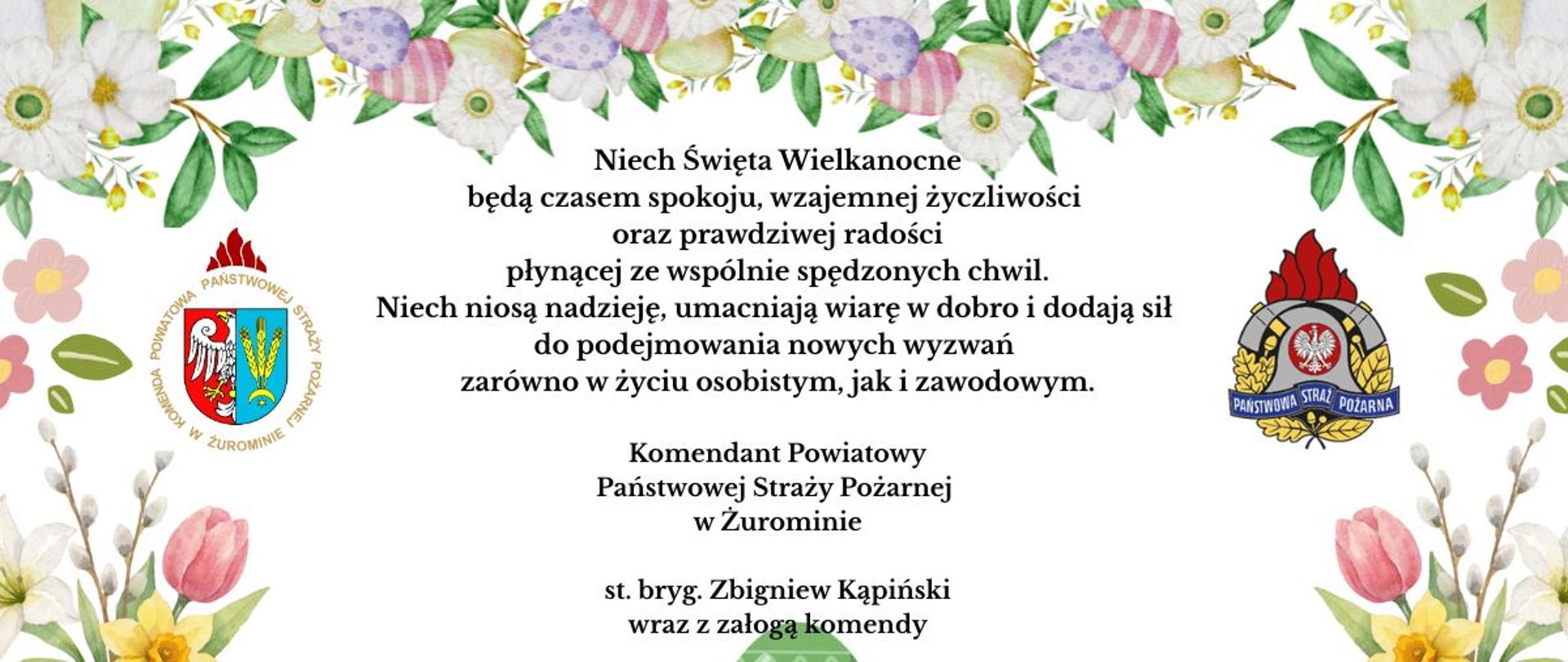 Obraz przedstawia oficjalną kartkę z życzeniami wielkanocnymi od Komendanta Powiatowego Państwowej Straży Pożarnej w Żurominie, st. bryg. Zbigniewa Kapińskiego. Życzenia oprawione są w estetyczną grafikę z motywami wiosennymi, takimi jak kolorowe pisanki, kwiaty oraz bazie, a po bokach widnieją logotypy straży pożarnej.