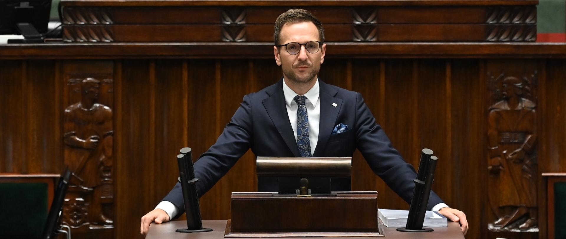 na sali plenarnej w Sejmie wicemarszałek Małgorzata Kidawa-Błońska i wiceminister Waldemar Buda