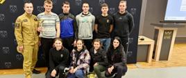 Zdjęcie pamiątkowe – na „ściance” Politechniki Krakowskiej – reprezentacja SA PSP w Krakowie wraz z opiekunem