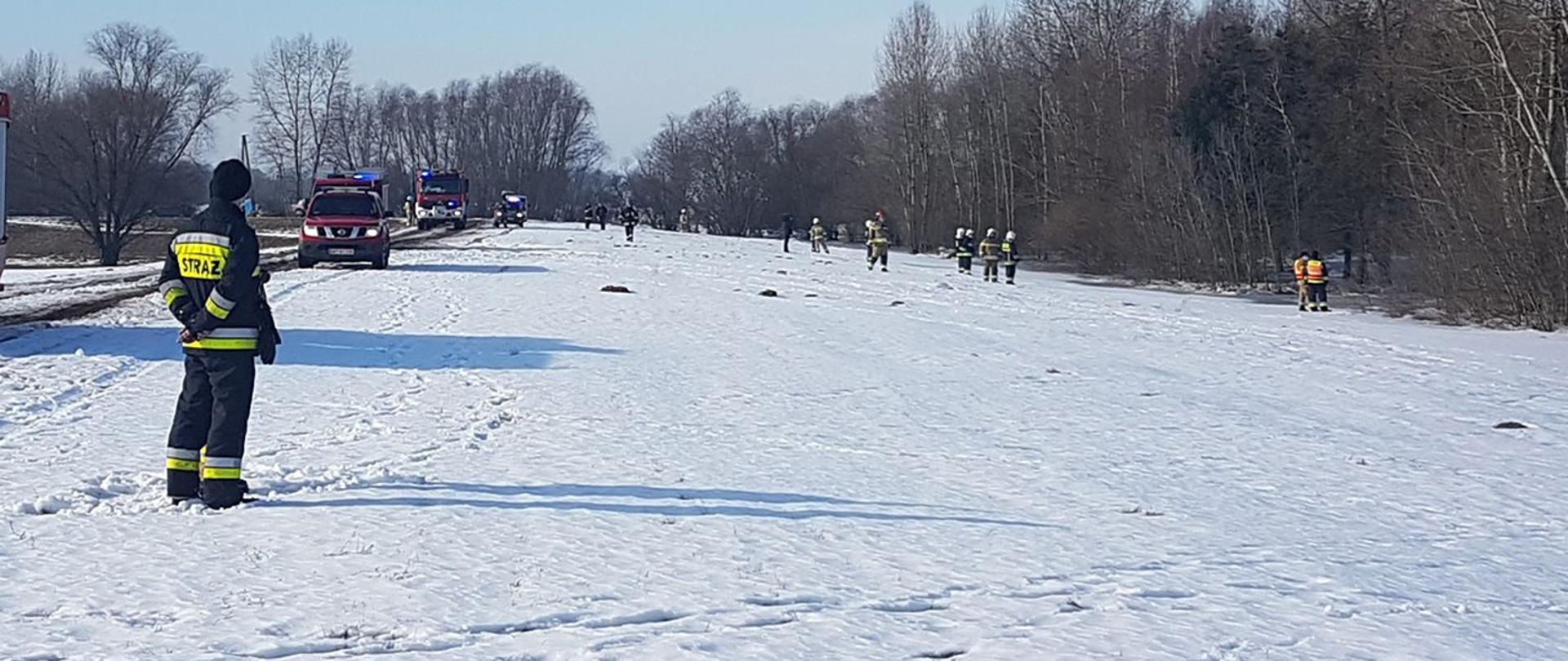 Na zdjęciu: strażacy podczas akcji monitorowania stanu wałów przeciwpowodziowych