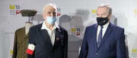 Wicepremier, minister kultury, dziedzictwa narodowego i sportu Piotr Gliński (P) oraz strzelec w batalionie AK „Zośka” Jakub Nowakowski ps. Tomek (L) podczas uroczystości przekazania pamiątek po kapitanie Ryszardzie Białousie ps. Jerzy, dowódcy legendarnego batalionu AK „Zośka”, fot. PAP/Tomasz Gzell
