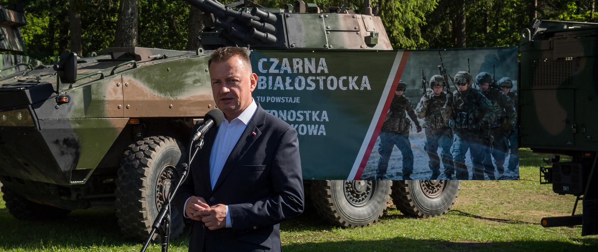 12 sierpnia szef MON odwiedził mieszkańców Czarnej Białostockiej, gdzie dziś odbywa się piknik wojskowy z okazji zbliżającego się święta Wojska Polskiego. 