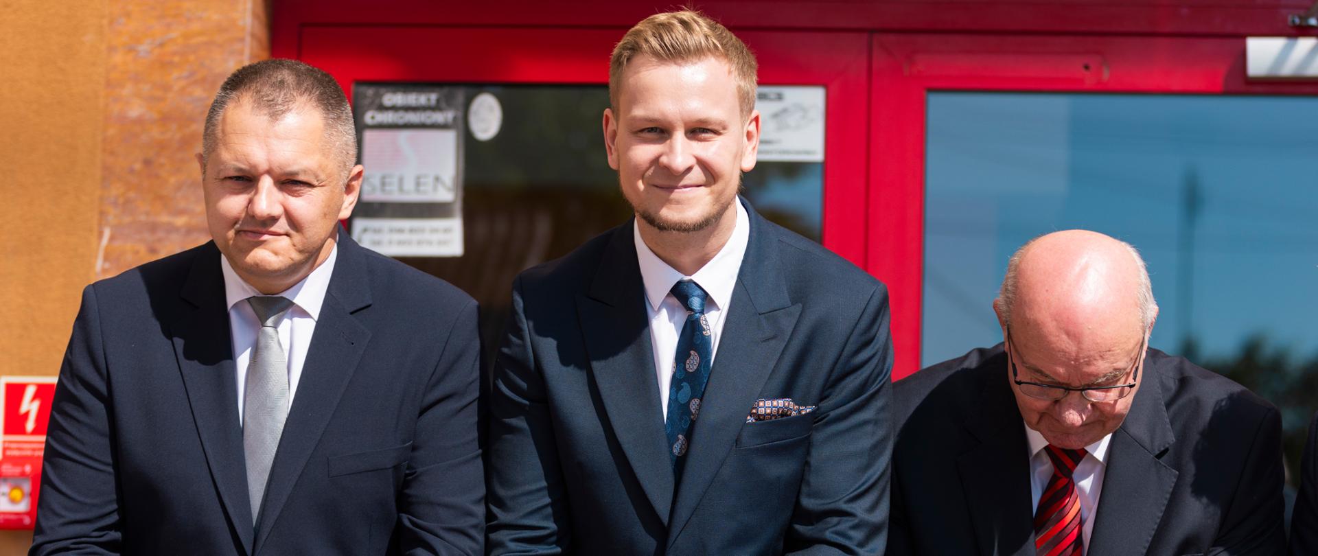 Uroczyste przecięcie wstęgi podczas otwarcia Makowskiego Centrum Kultury