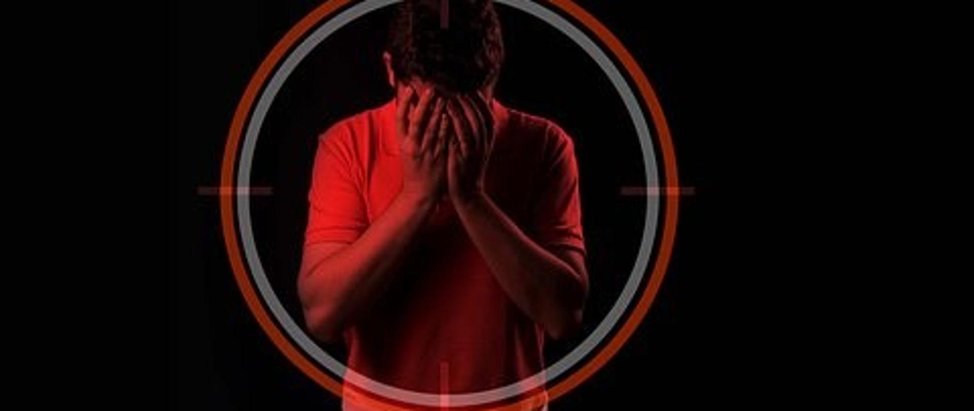 młody chłopak zakrywający oczy dłońmi, smutny