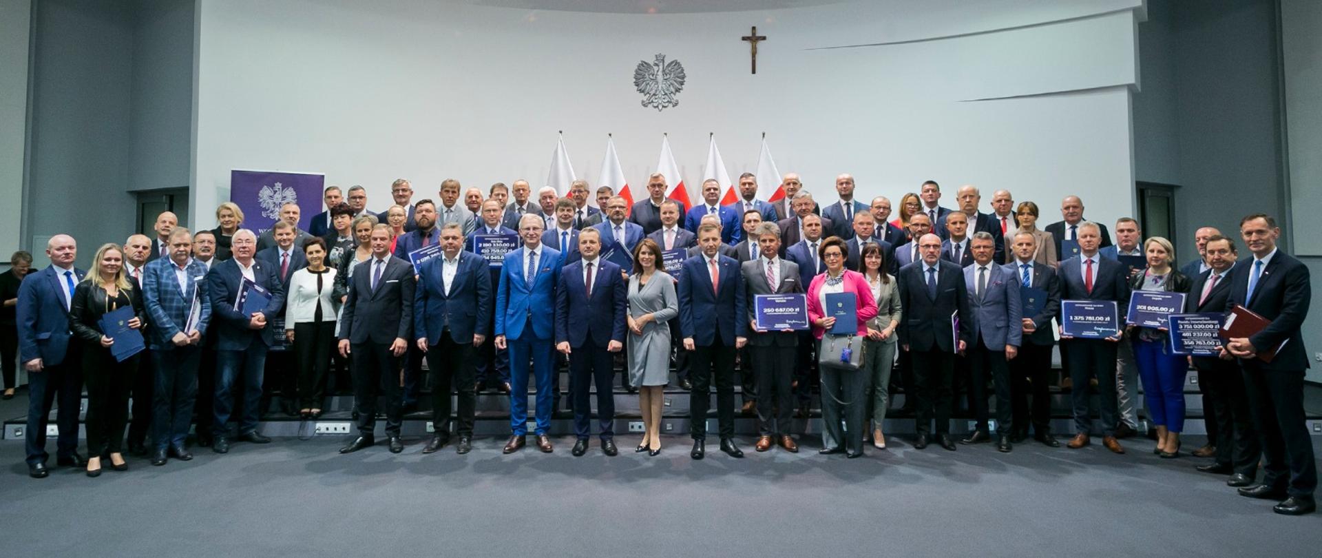 Uroczystość wręczenia czeków i pierwszych umów na budowę dróg w ramach FDS - zdjęcie grupowe