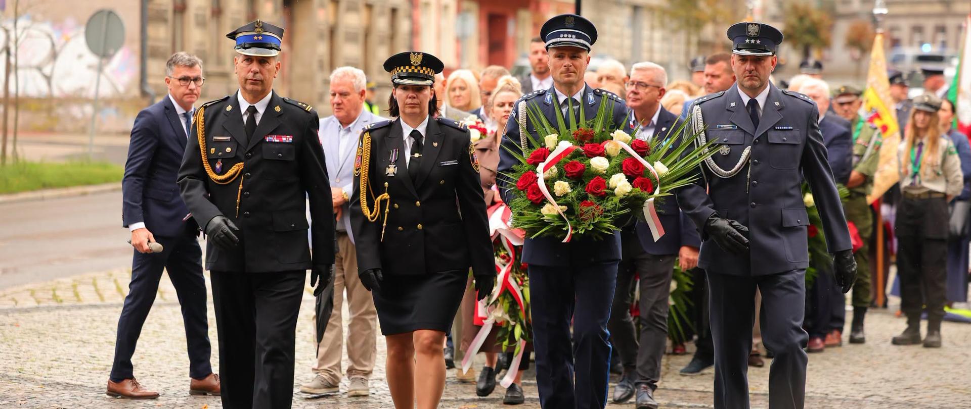 Zastępca Komendanta Powiatowego Państwowej Straży Pożarnej w Inowrocławiu bryg. Ireneusz Taraszka podczas obchodów 87. rocznicy wybuchu II wojny światowej 
