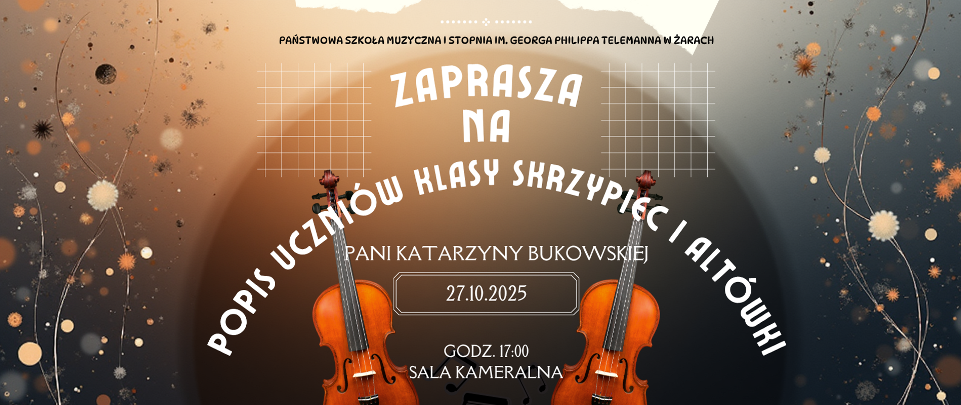 Plakat zaprasza na popis uczniów klasy skrzypiec i altówki Państwowej Szkoły Muzycznej I stopnia im. Georga Philippa Telemanna w Żarach. Wydarzenie odbędzie się 27 października 2025 roku o godzinie 17:00 w sali kameralnej, a prowadzącą jest pani Katarzyna Bukowska.​
Elementy plakatu
U góry znajduje się nazwa szkoły, a centralne miejsce zajmują stylizowane, białe napisy z zaproszeniem na koncert.​
Tekst „Popis uczniów klasy skrzypiec i altówki” jest zakrzywiony w łuk wokół dwóch instrumentów: skrzypiec i altówki.​
W centrum widzimy dwa realistycznie przedstawione instrumenty smyczkowe ustawione pionowo.​
Tło ma efektowne, rozświetlone wzory oraz graficzne elementy – linie, kropki, nieregularne wzorki, nadające plakatu elegancji i dynamiki, w kolorach beżu, złota oraz granatu.​
Na dole znajdują się szczegóły wydarzenia: data, godzina i miejsce koncertu.​