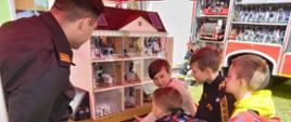 Zdjęcie przedstawia pokaz symulatora zagrożeń pożarowych domu jednorodzinnego