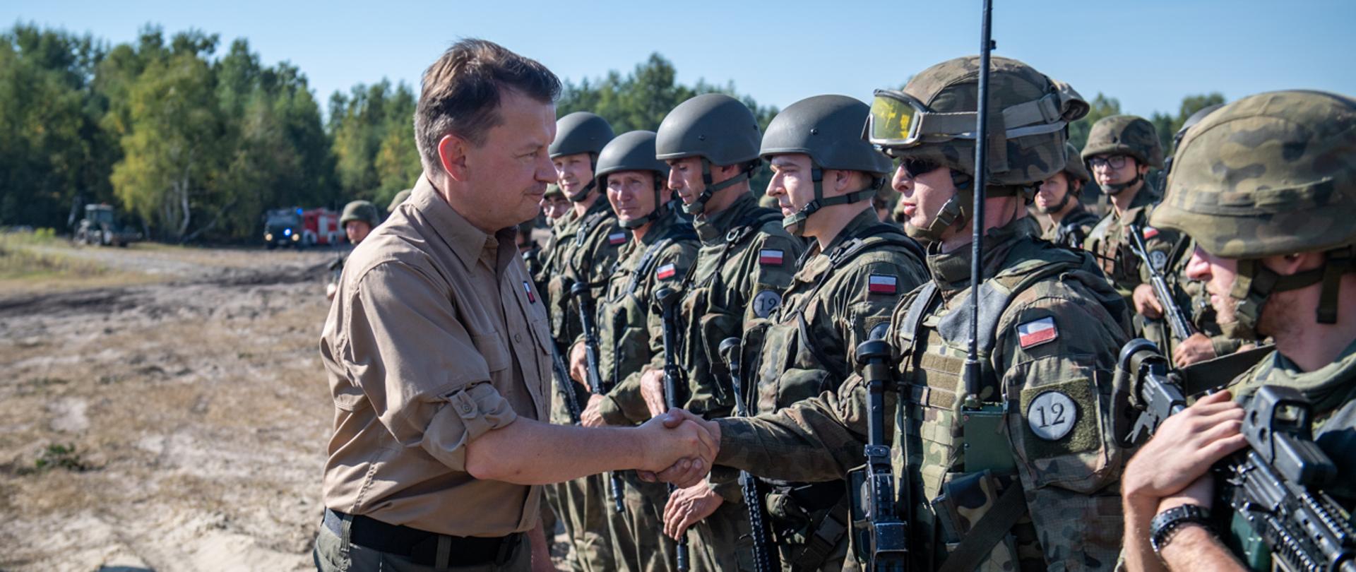 W piątek 10 września minister Mariusz Błaszczak na poligonie w Nowej Dębie spotkał się z żołnierzami 12 Szczecińskiej Dywizji Zmechanizowanej, którzy szkolą się w ramach ćwiczenia pk. Ryś-21. W ćwiczeniu uczestniczy ponad 4 tys. żołnierzy oraz ponad 1 tys. jednostek sprzętu wojskowego.