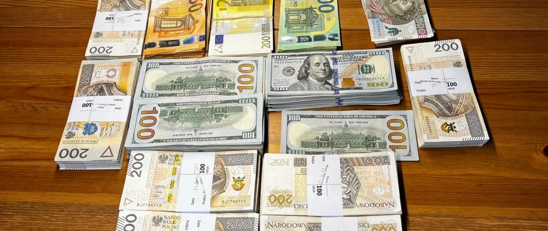 Banknoty ułożone na stole.