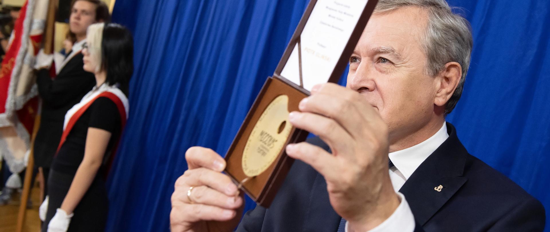 Minister Gliński podczas wizyty w Zespole Państwowych Szkół Plastycznych im. T. Makowskiego w Łodzi odebrał Medal Mecenasa Łódzkiego „Plastyka”, PAP/Grzegorz Michałowski
