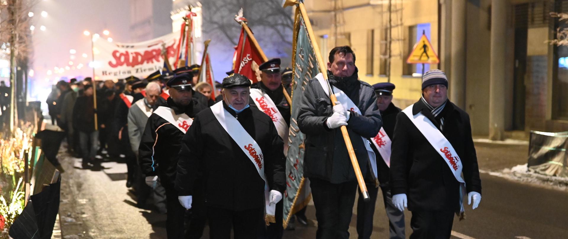 Przemarsz uczestników obchodów związanych z 40. rocznicą wprowadzenia stanu wojennego