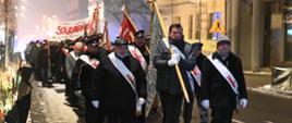 Przemarsz uczestników obchodów związanych z 40. rocznicą wprowadzenia stanu wojennego 