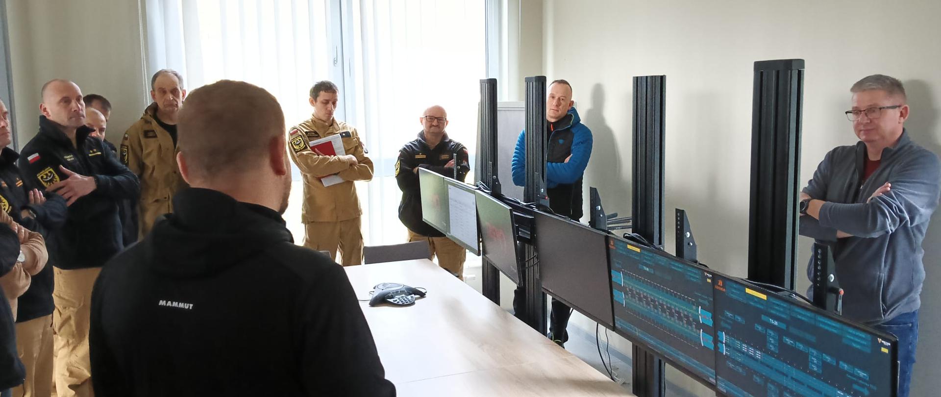 Uczestnicy spotkania oglądają trenażer