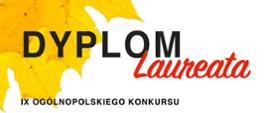 Dyplom na białym tle z grafiką na górze i na dole z lewej strony w formie żółtych liści. Od góry duży czarny napis dyplom, pod nim wyróżnienie ukośną kursywą w kolorze czerwonym. Niżej pełna nazwa konkursu, dalej imię i nazwisko ucznia i nazwa szkoły. Na dole nazwiska jurorów ze zdjęciami i podpisami. Na samym dole, na czerwonym pasku w kolejności organizator, logo fundacji i data.
