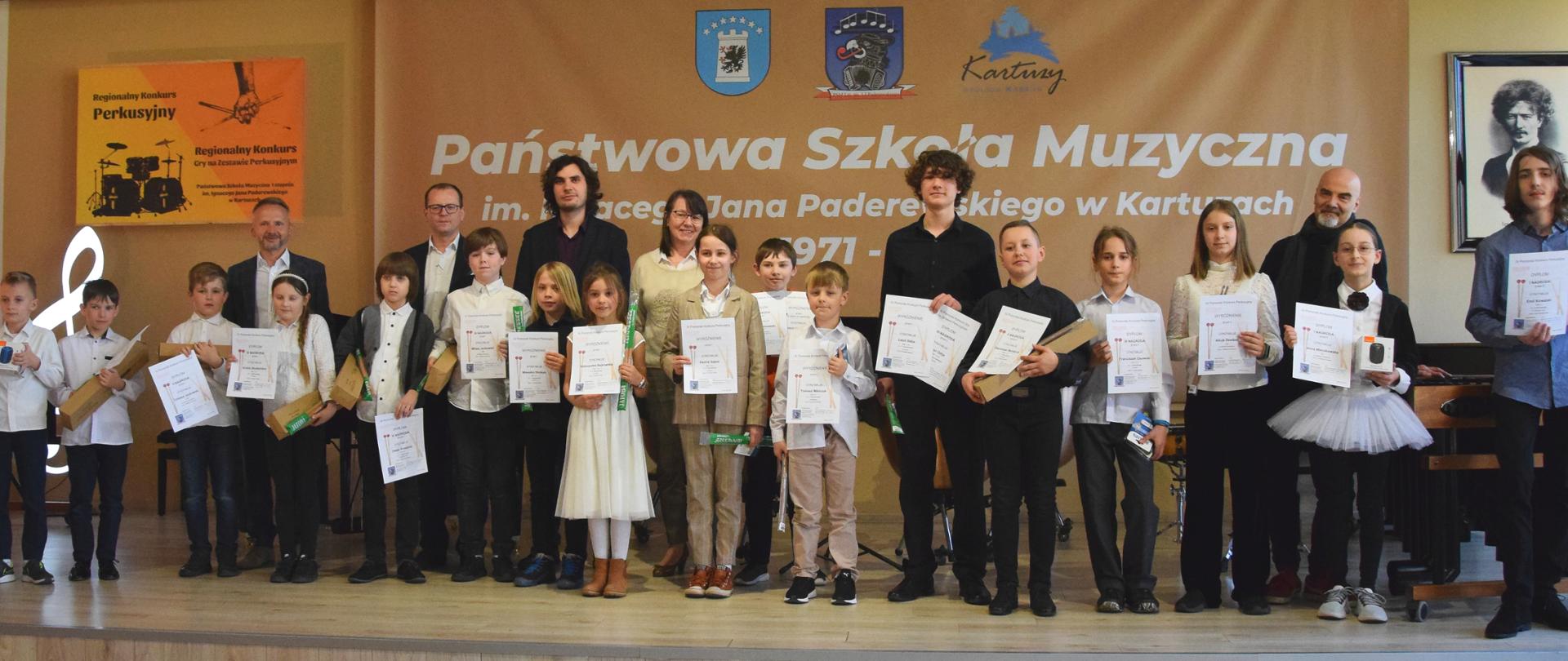 laureaci IV Pomorskiego Konkursu Perkusyjnego 2023 wraz z jurorami, dyrektorem szkoły i wyróżnionym nauczycielem