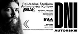 Plakat informujący o wystawie fotograficznej Dni Autorskie. Plakat jest w kolorystyce czarno białej. Po lewej stronie jest portret słuchacza Studium, który ma dłucie włosy brodę i wąsy. Na środku plakatu informacje o wystawie, a po prawej stronie duży napis Dni Autorskie.