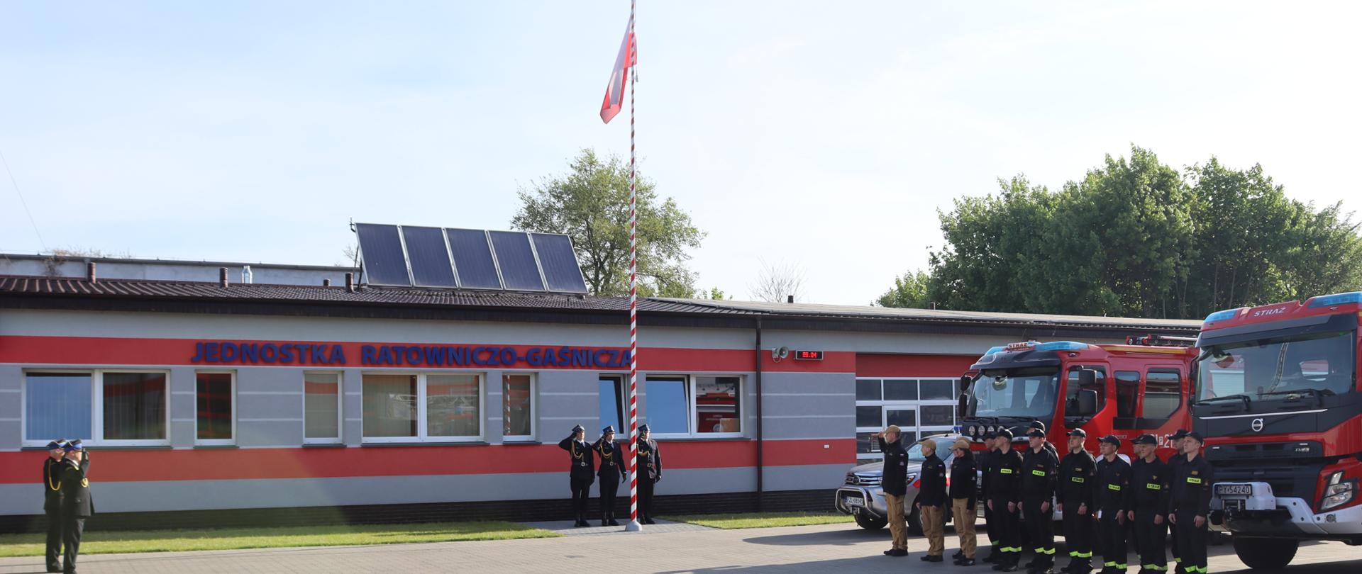 Podniesienie flagi państwowej.