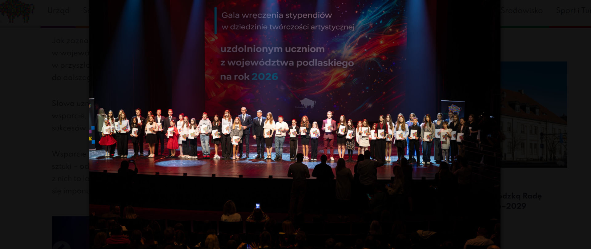  Na scenie opery białostockiej w świetle reflektorów stoją stypendyści Marszałka z 