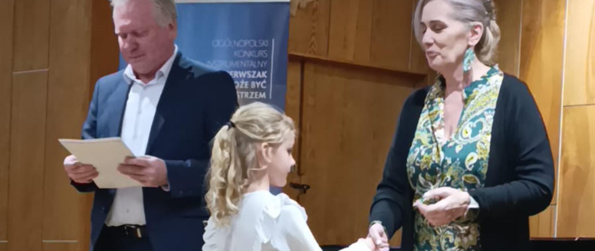 uczennica odbierająca dyplom