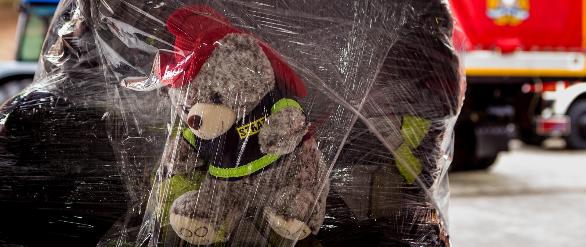 Zdjęcie przedstawia sprzęt strażacki na palecie