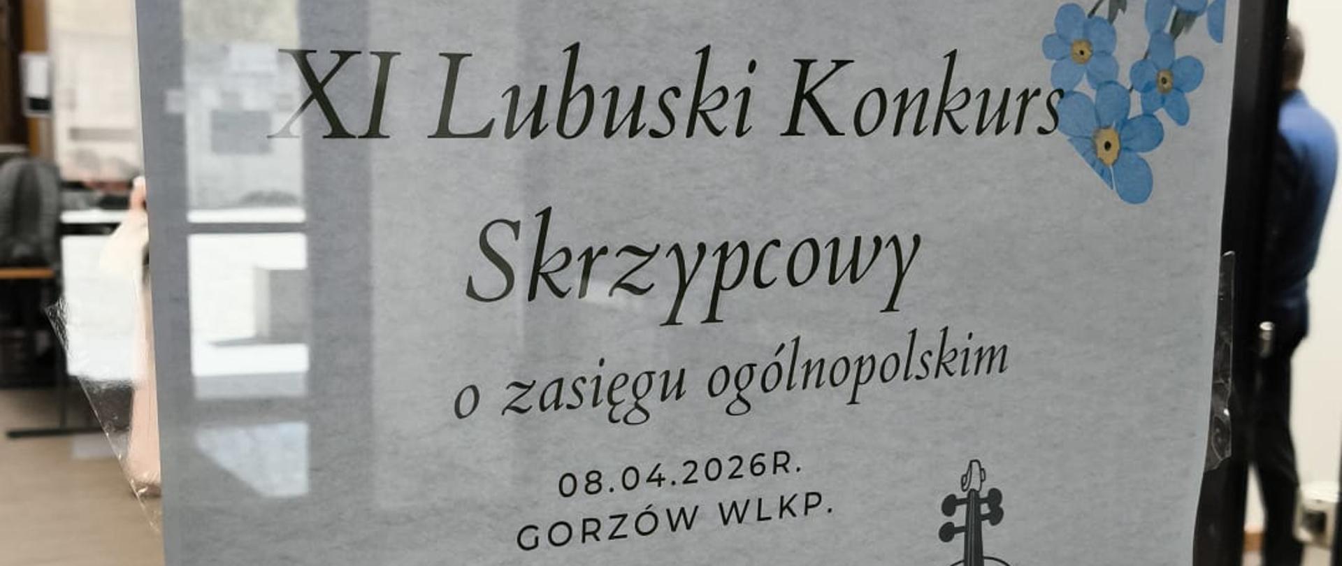 Na białym tle, w lewym górnym rogu logotyp Państwowej Szkoły Muzycznej im. Tadeusza Szeligowskiego w Gorzowie Wielkopolskim, organizatora konkursu. W prawym górnym i lewym dolnym rogu motywy kwiatów, W centralnej części informacje o konkursie, po prawej stronie grafika skrzypiec. Na dole symbol Gorzowskiego Towarzystwa im. Haneryka Wieniawskiego.