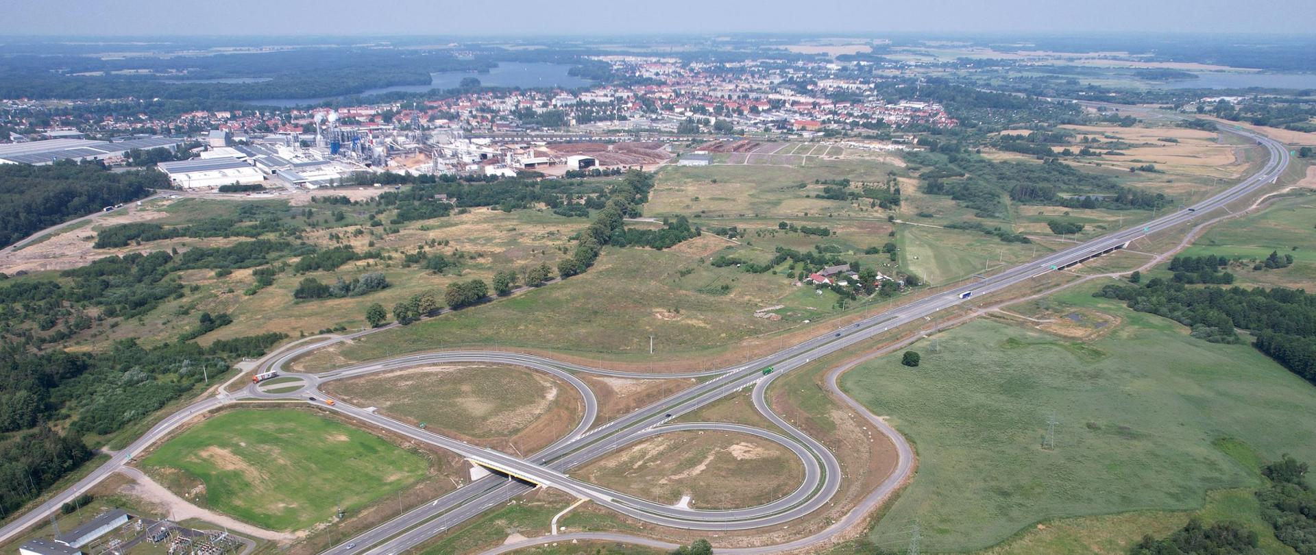Droga ekspresowa S11 na tle miasta Szczecinek