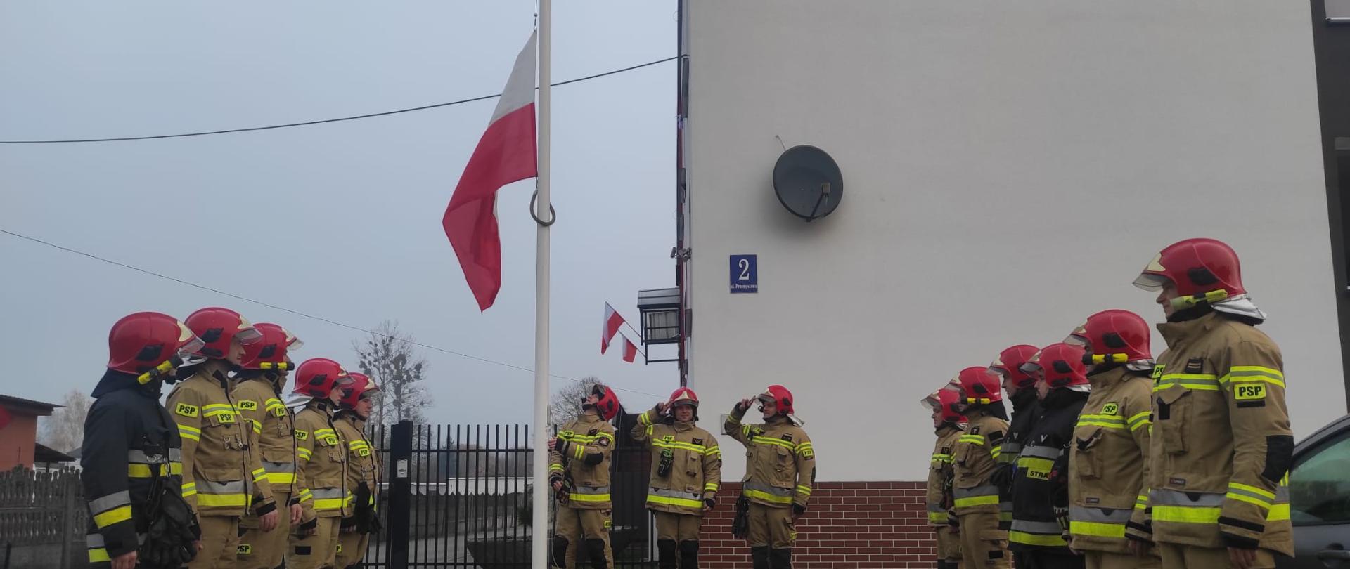 Uroczysta Zmiana Służby w KP PSP w Łobzie z okazji 103. rocznicy odzyskania przez Polskę Niepodległości